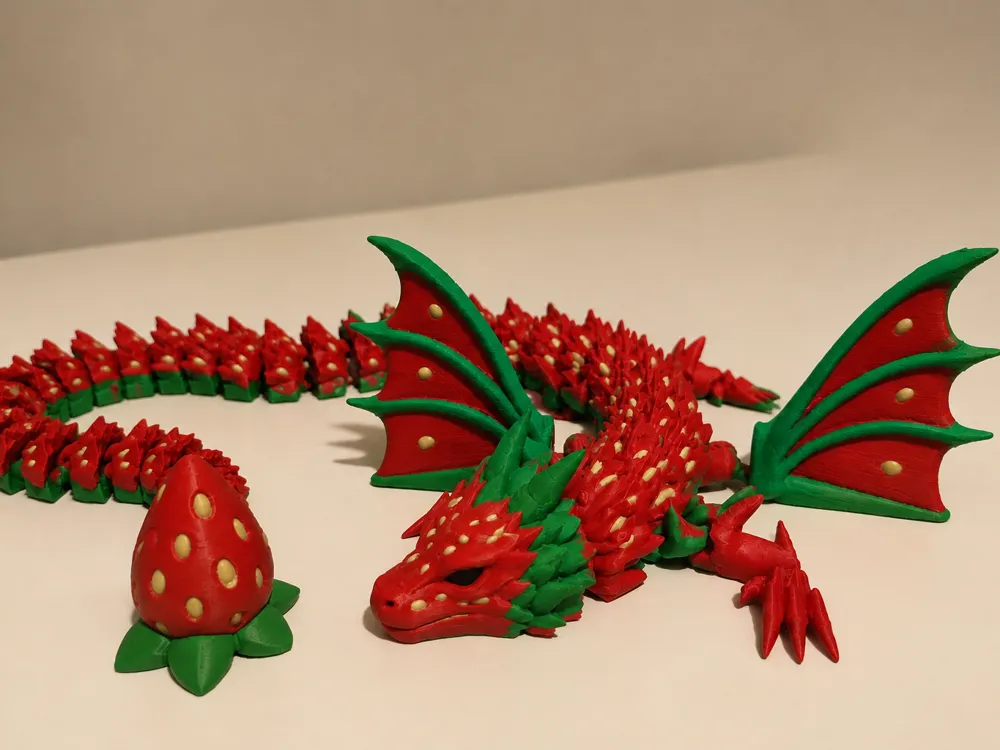 Adorno temático: Articulated Strawberry Dragon. Referencia del modelo original.