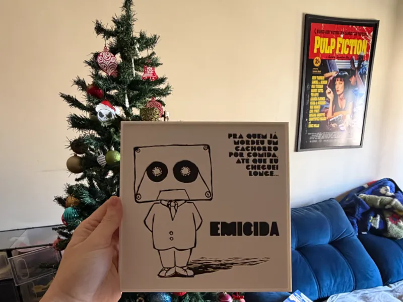 Pra Quem Já Mordeu um Cachorro…–Hueforge (Emicida)