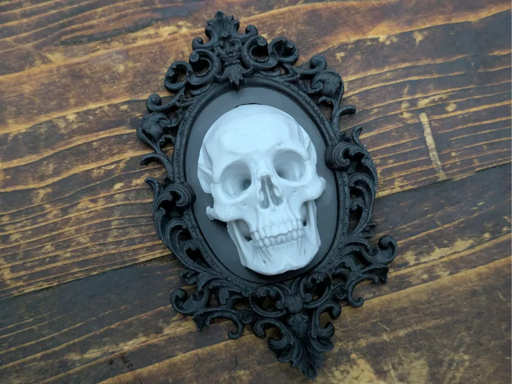 Adorno temático: Framed skull fridge magnet. Referencia del modelo original.