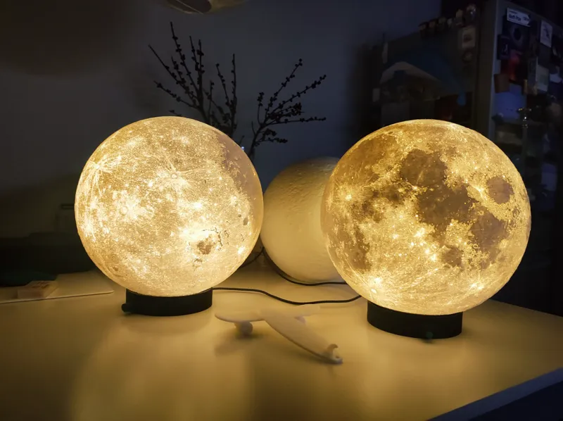 Automatic rotating base for moon w/ battery