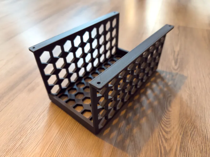 Undertable basket