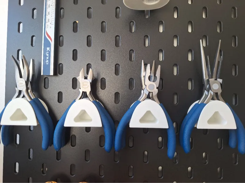 Skadis pliers holder