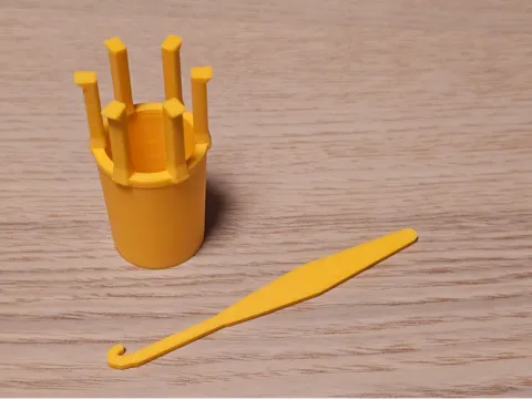 Letrero o emblema decorativo: 6-Peg Rubber Band Loom & Hook with Mini Knitter — referencia de MakerWorld