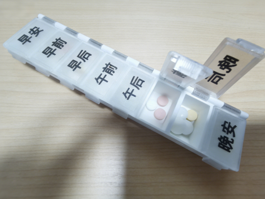 Miniatura 1 do modelo 3D 八格药盒，可随意加减，高透盒盖。