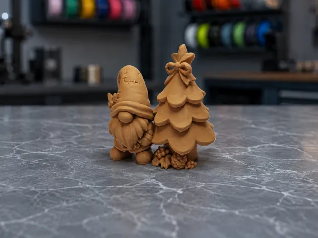 Flickmuetzenwichtel am geschmueckten Festbaum