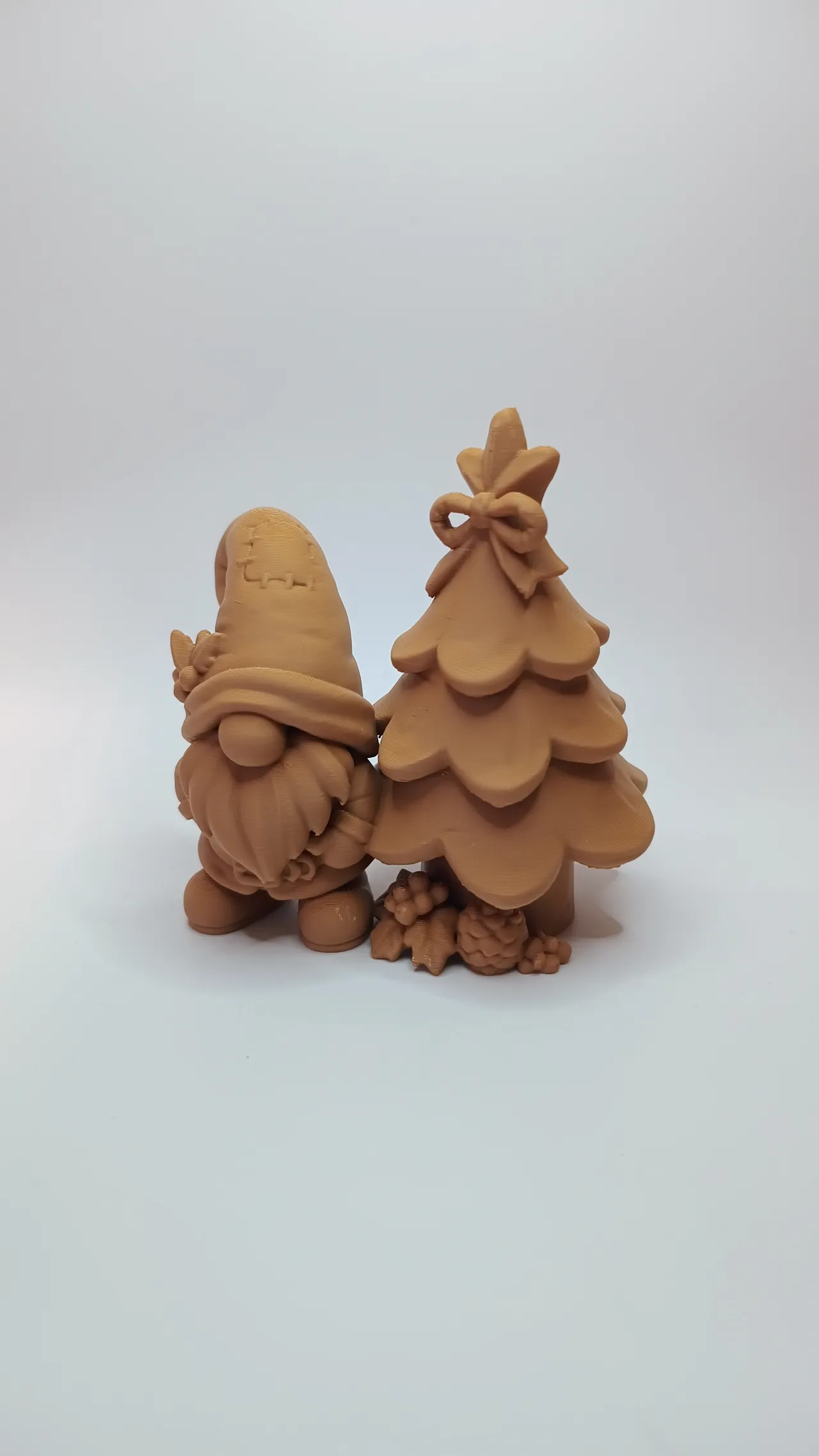 Flickmuetzenwichtel am geschmueckten Festbaum view 2