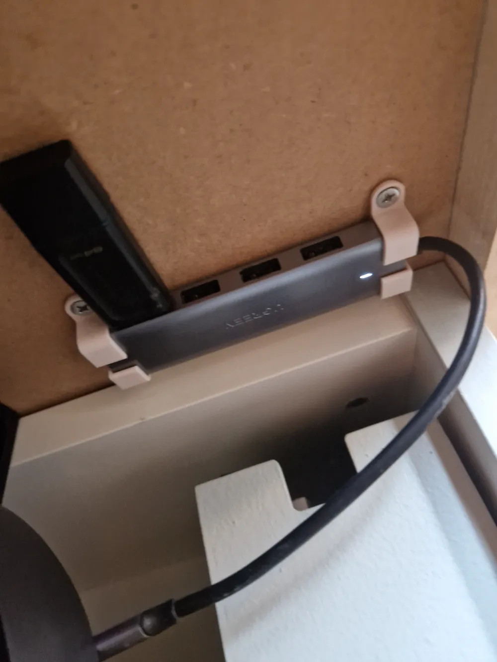 Ugreen 4 port usb hub under desk mount by Elis - MakerWorld