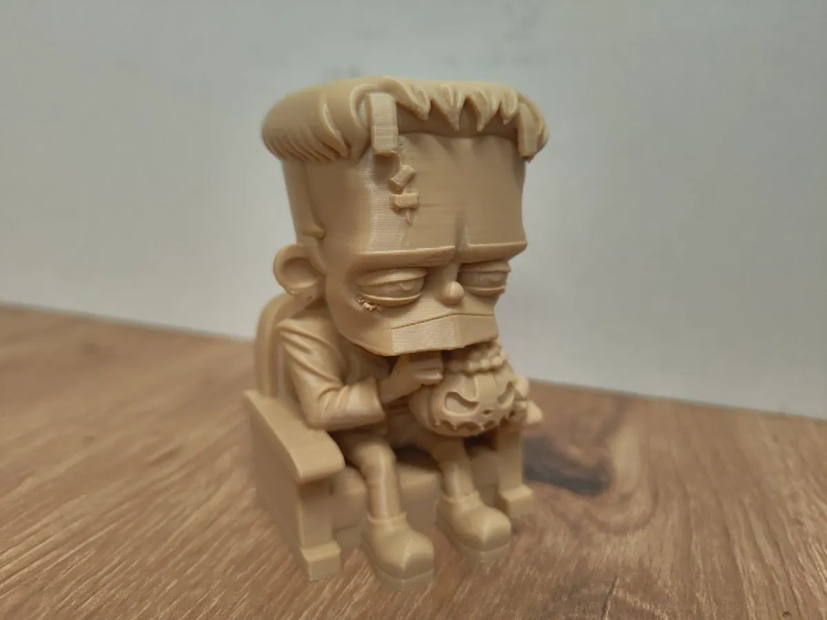 Figurine Frankenstein tenant une citrouille