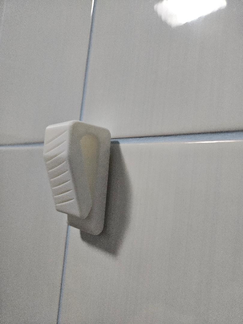 Miniatura 2 do modelo 3D GravityGrip | No-Loop Auto-Locking Towel Hook