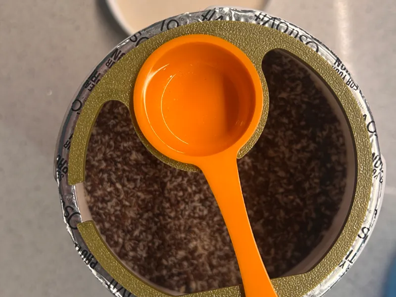 Universal scoop mount for protein containers