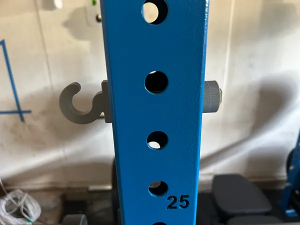 Crochet utilitaire à visser pour power rack