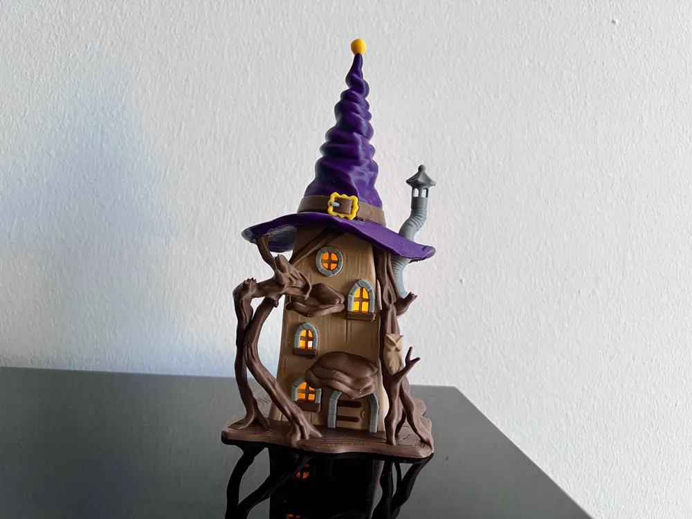 Adorno temático: Wizard's Gnome House with Glowing Windows. Referencia del modelo original.