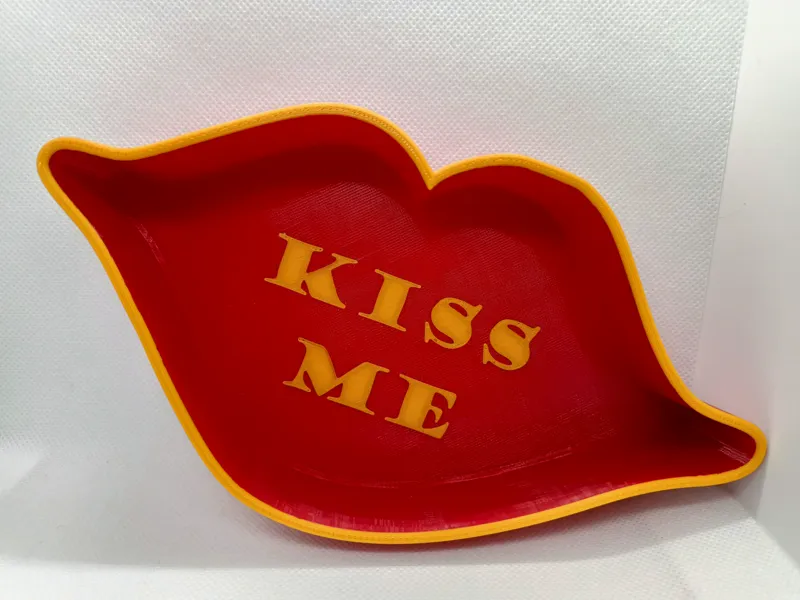 lip-shaped key tray