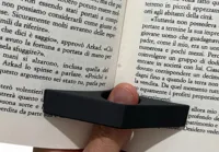 Signet tenant le livre ouvert — photo 3