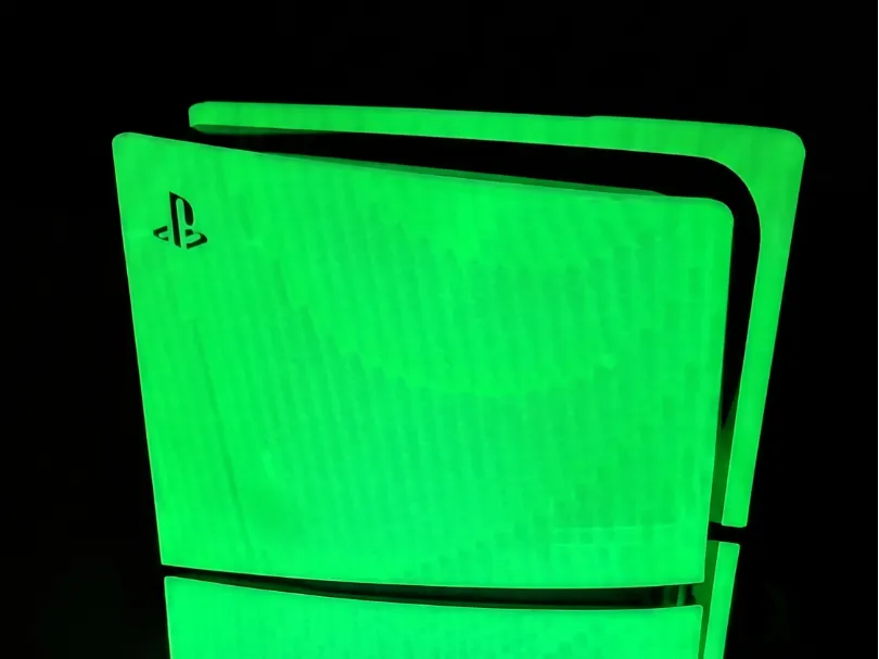 Accesorio para filamento: Glow-in-the-Dark PS5 Side Panels – Slim & Original. Referencia del modelo original.
