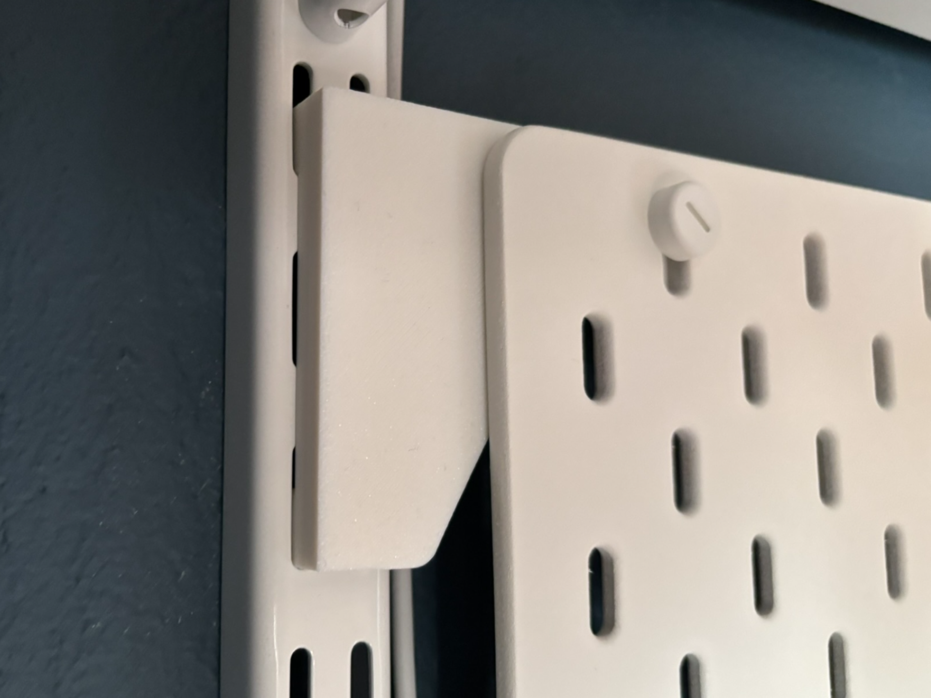 Brackets for Mounting an IKEA SKÅDIS on ELFA Rails