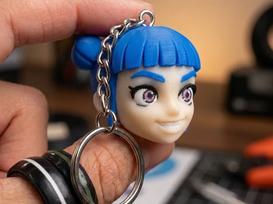 Llavero: ZOEY – HUNTR/X, Demon Hunter Keychain. Referencia del modelo original.