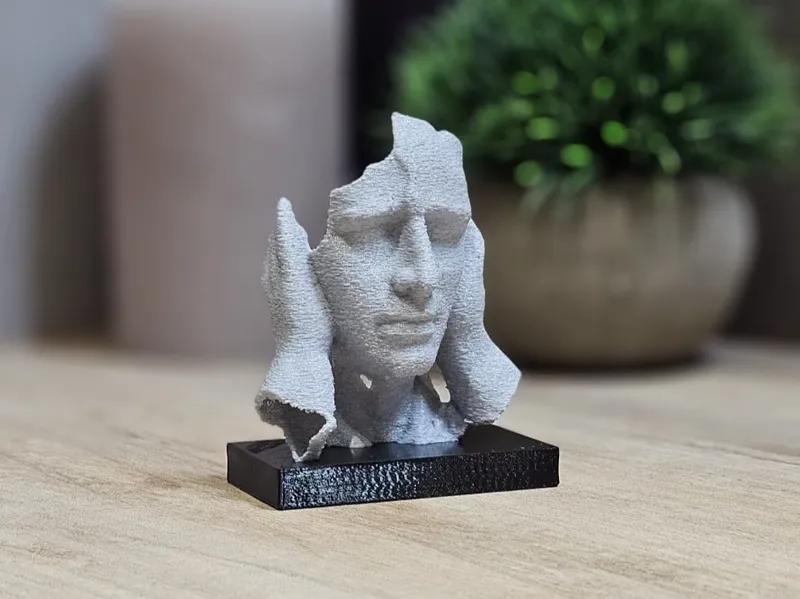 Escultura fragmentada con manos tapando los oídos