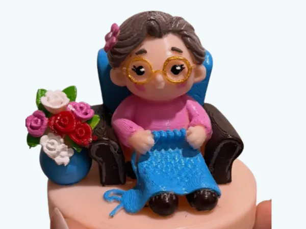 Figurine grand-mère au tricot