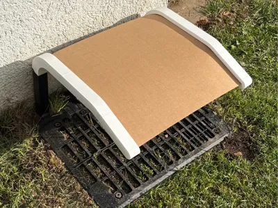 L-shaped holder, but 5 cm (1.97 inch) higher.