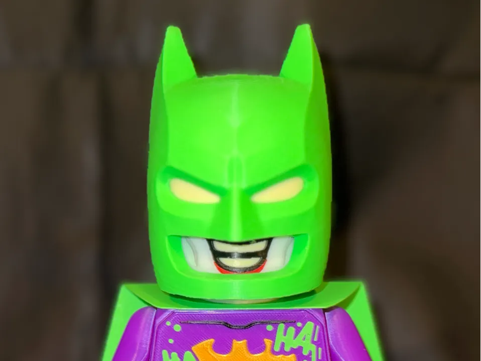 Figura decorativa: Jokerized Batman MegaFigure (5:1 Scale). Referencia del modelo original.