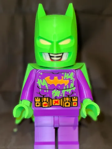 Figura decorativa: Jokerized Batman MegaFigure (5:1 Scale) — vista de referencia 2