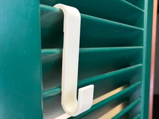 Gancio per porta persiana oscurante