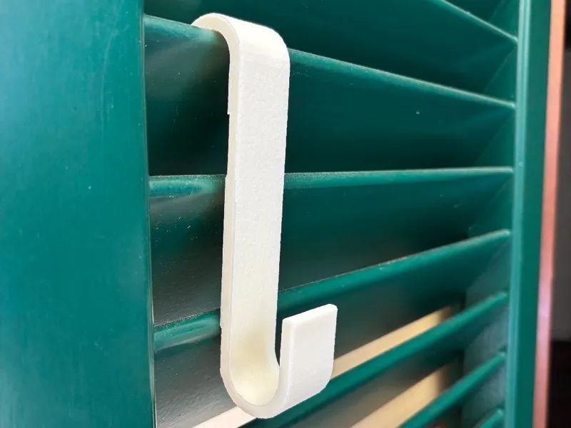 Gancio per porta persiana oscurante