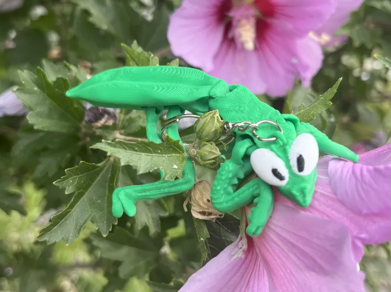 Articulated flexible Praying mantis keychain