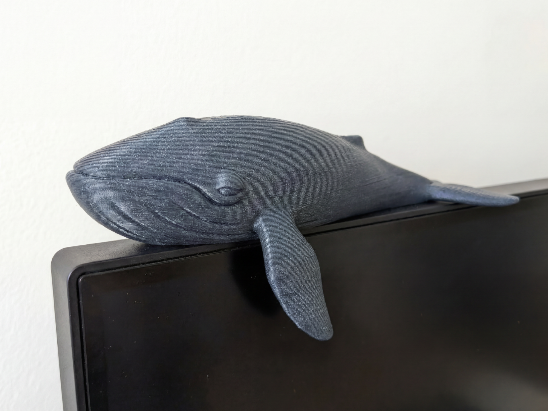 Monitor Buddy Whale Timmy – Your Desktop Companion