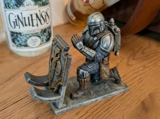 Mandalorian Kneeling Beskar Shield Phone Holder