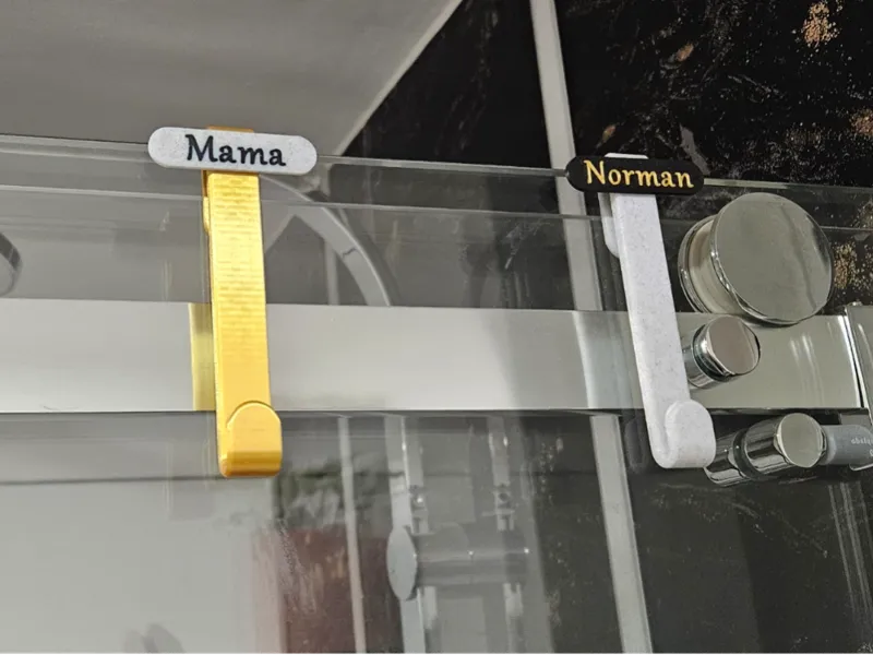 Haken für Handtuch mit Namensschild anpassbar