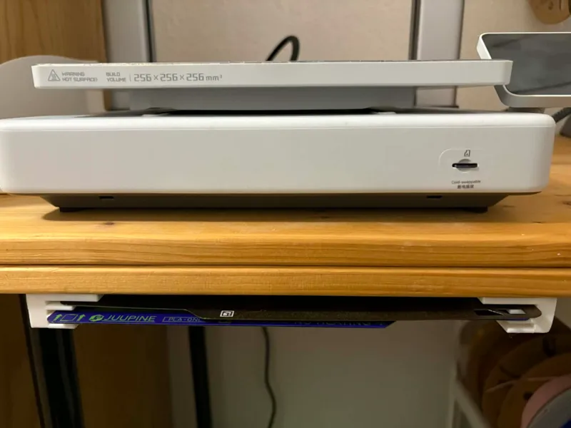 Slim build plate holder 