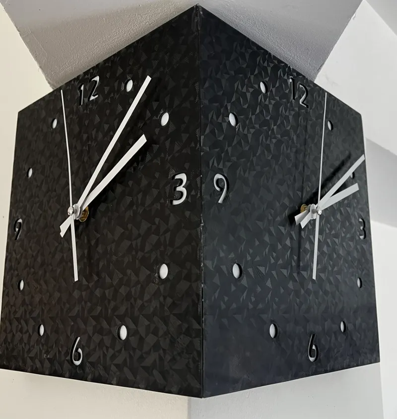 Horloge murale d'angle