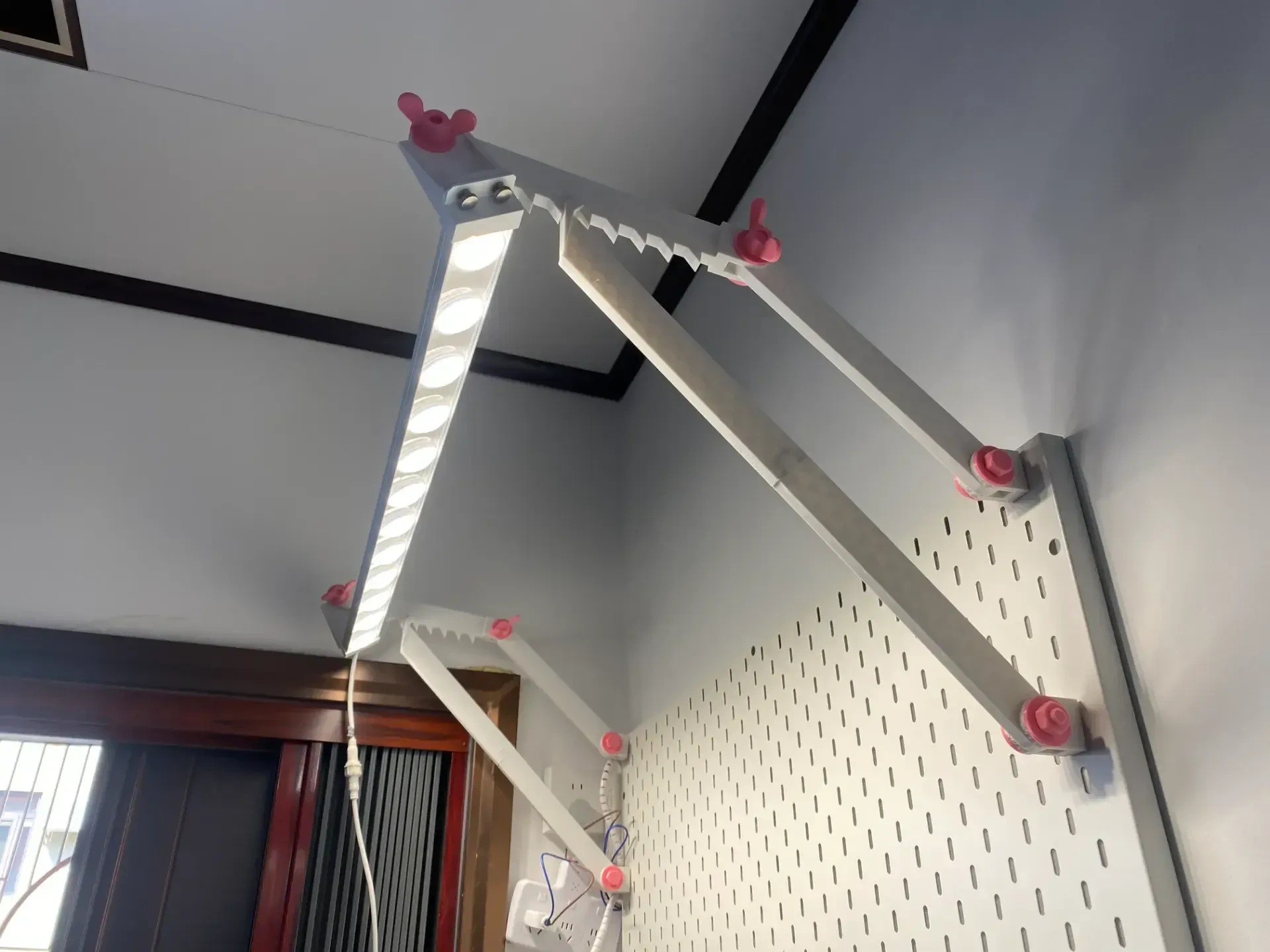 Miniatura 4 do modelo 3D 宜家洞洞板大重量条灯架
