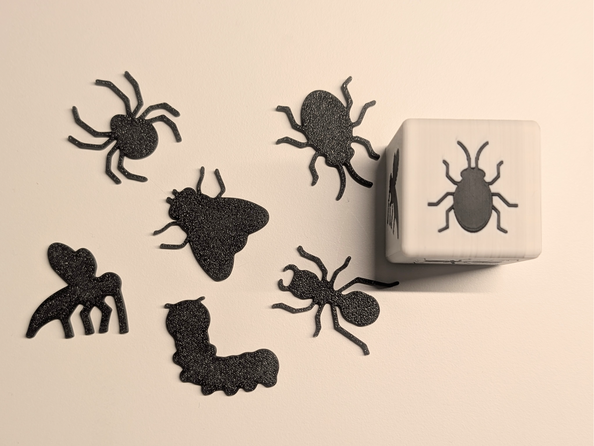 insecten en dobbelsteen voor feedingbox kikker