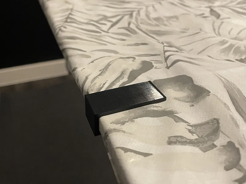 Table cloth clip