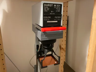 Under-lens filter holder for a darkroom enlarger