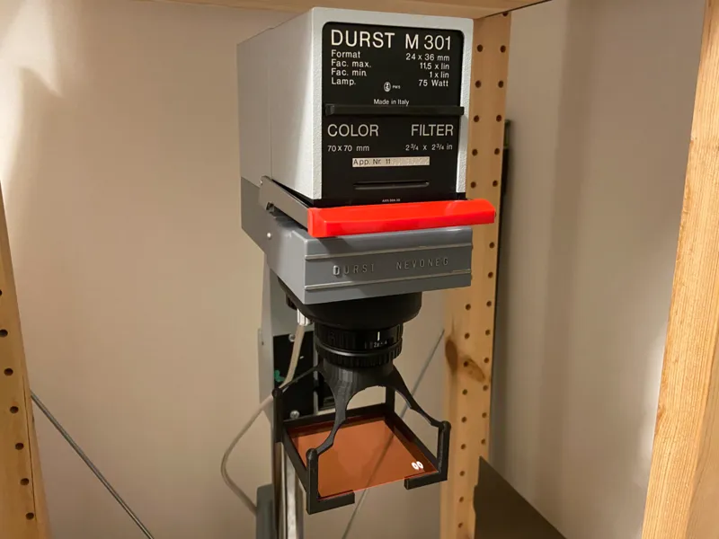 Under-lens filter holder for a darkroom enlarger