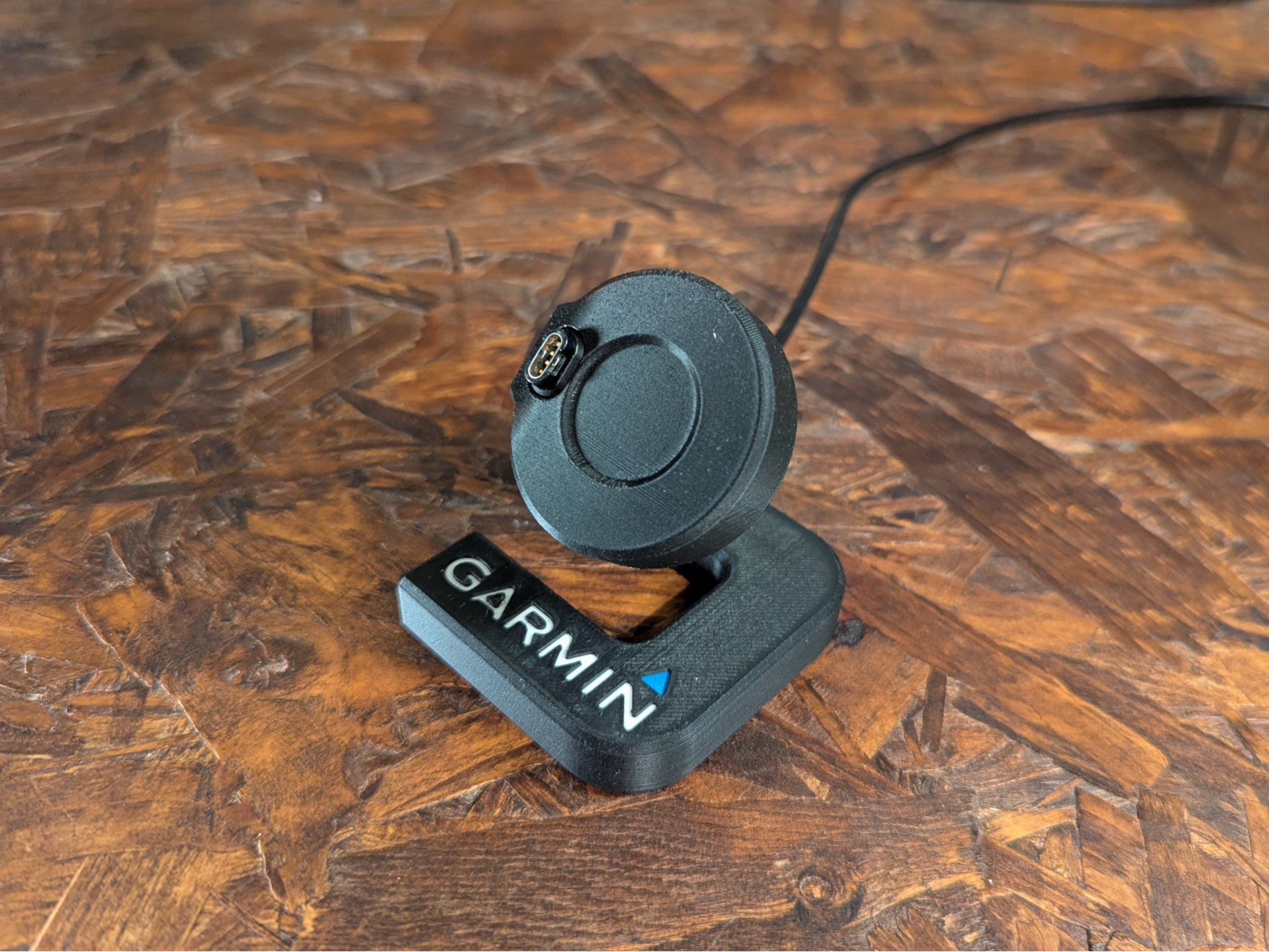Garmin USB-C Charging Stand | Recessed Cable - 1