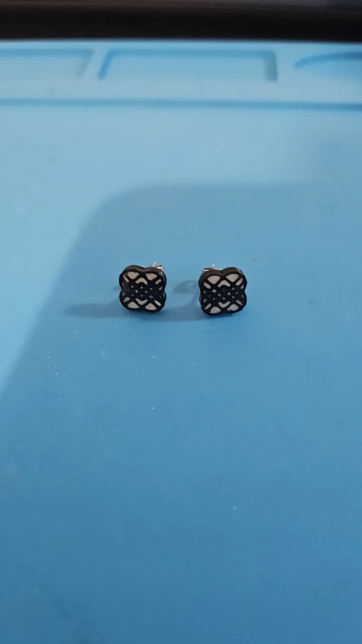 Pendientes Huntrix logo Kpop Demon Hunters view 3
