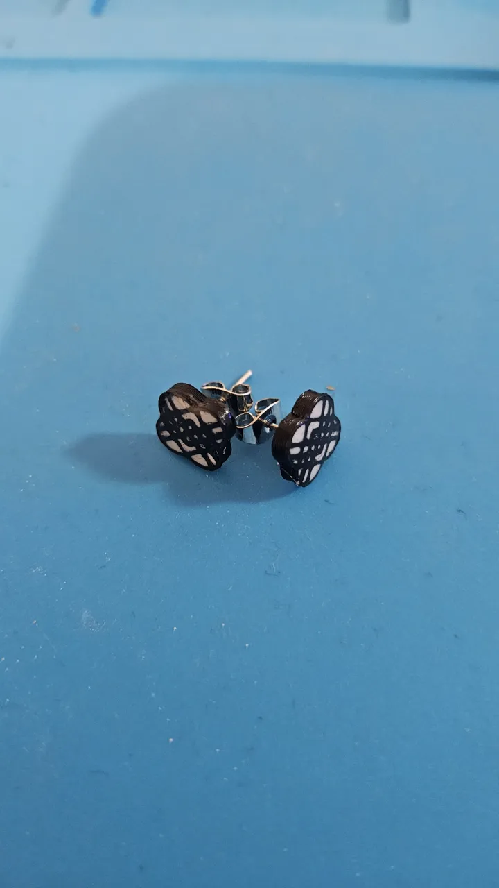Pendientes Huntrix logo Kpop Demon Hunters view 2