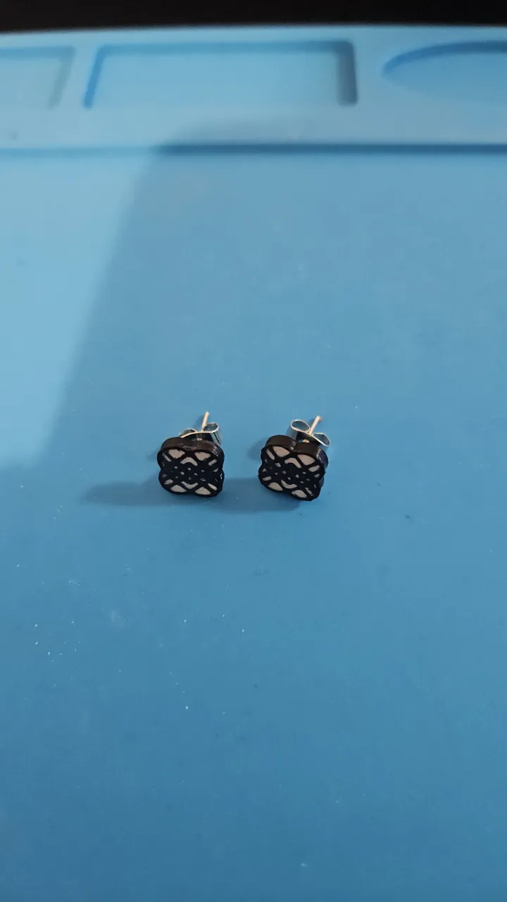 Pendientes Huntrix logo Kpop Demon Hunters view 4