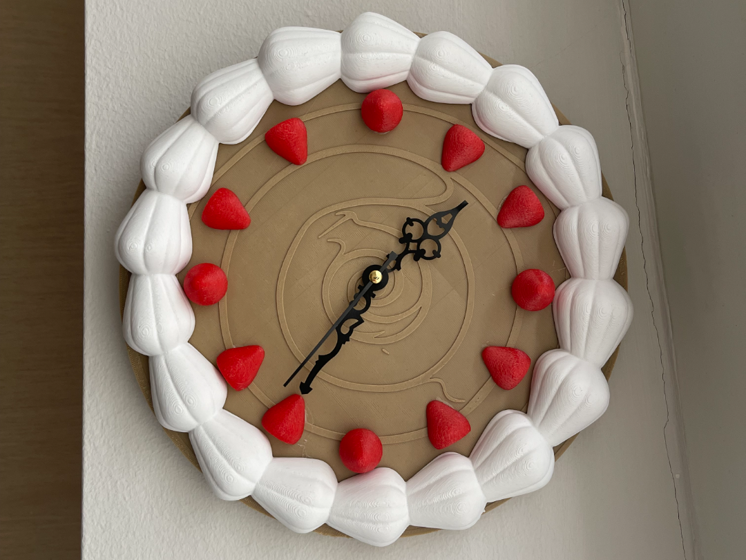 Orologio da muro a forma torta con panna e fragole