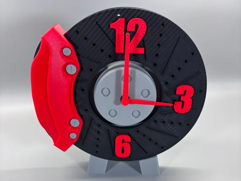 Wanduhr im Bremsscheibendesign mit Bohrschablone