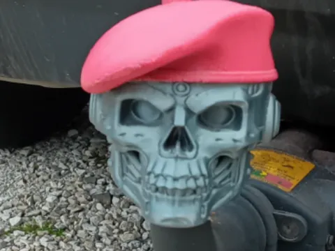 Adorno temático: skull in a beret — referencia de MakerWorld