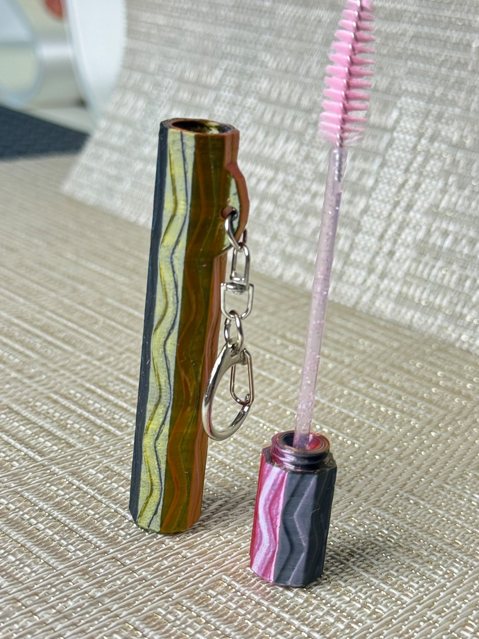 Lash & Brow Brush Holder Keychain Travel-Friendly - 1