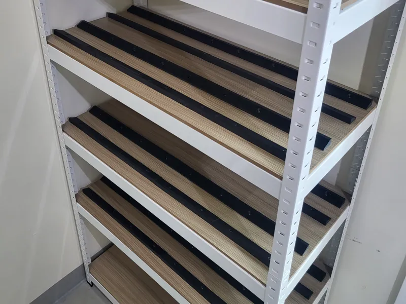 Filament guide for metal rack