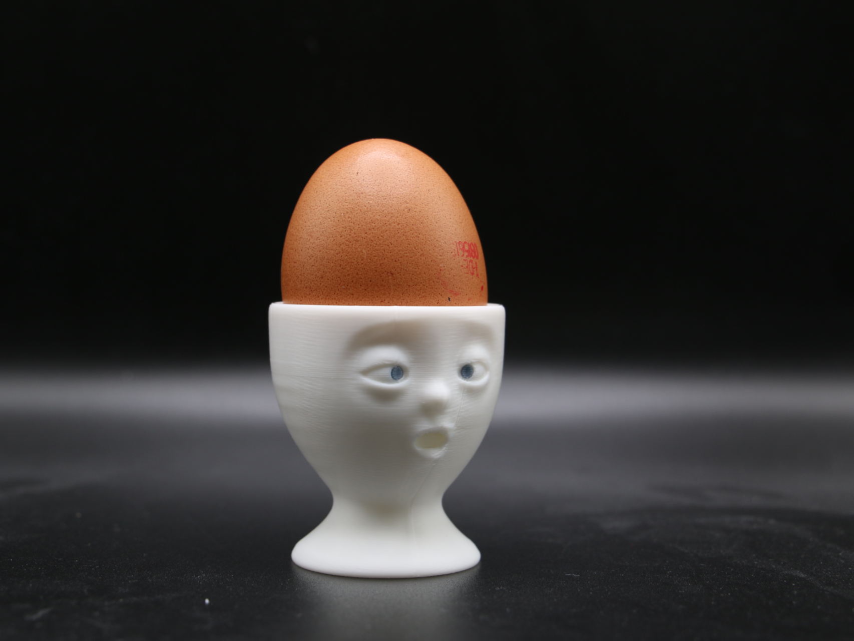 Lustiger Eierbecher mit Gesicht