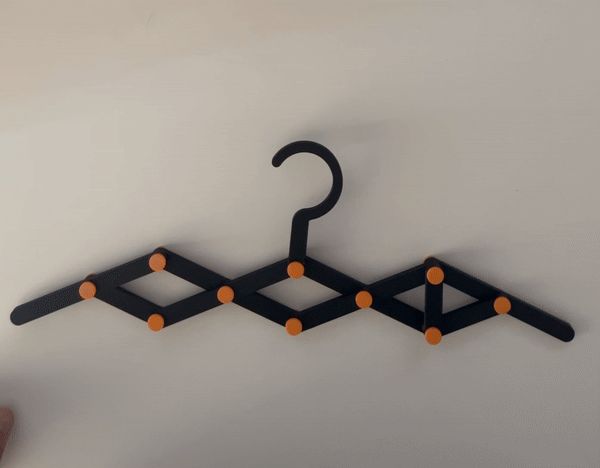 Foldable clothes hanger